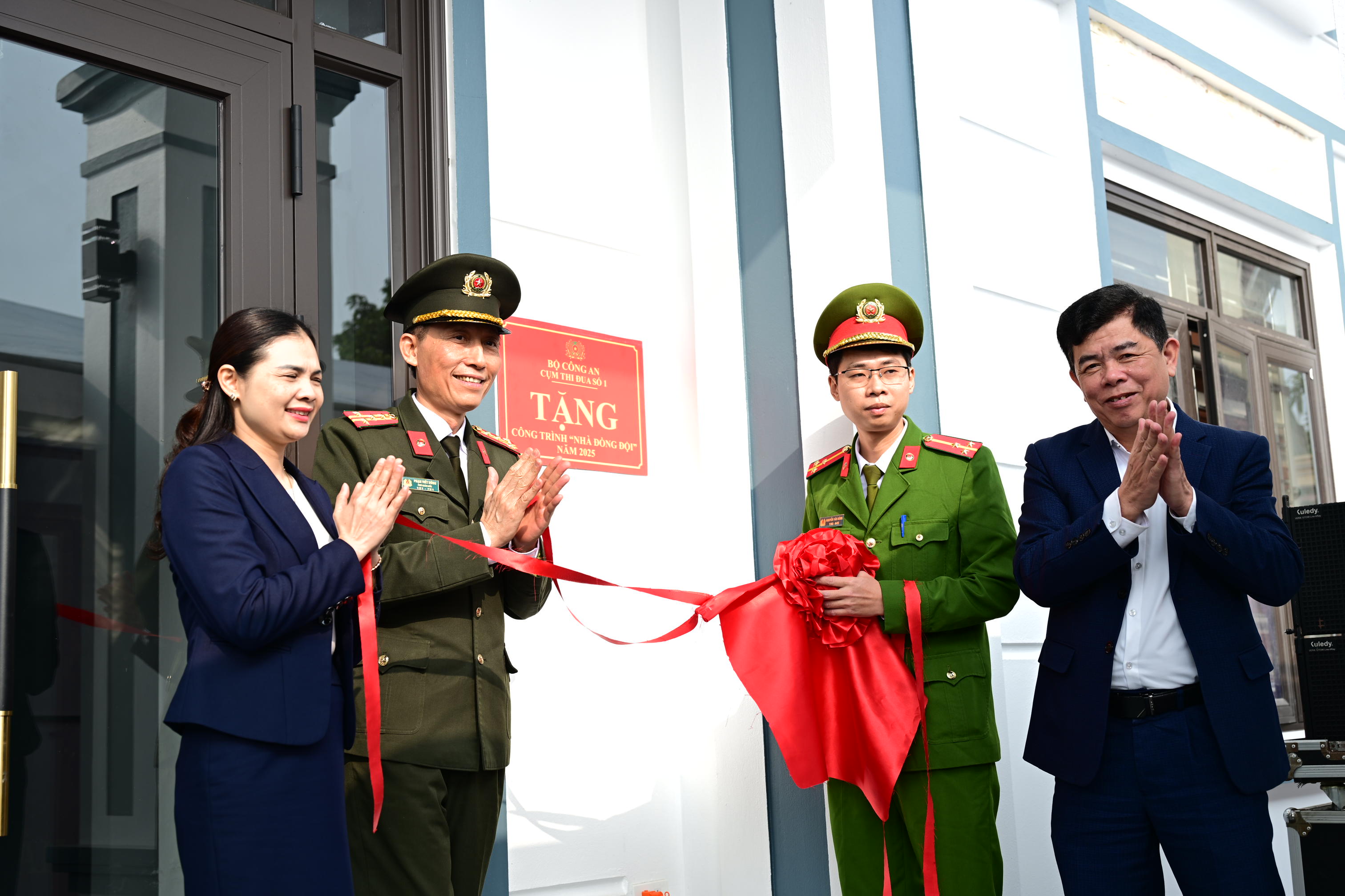 Khánh thành, bàn giao “nhà đồng đội” năm 2025 tặng cán bộ Công an xã Tân An